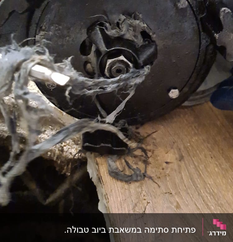 כלי עבודה של אינסטלטור עם חוטים קרועים